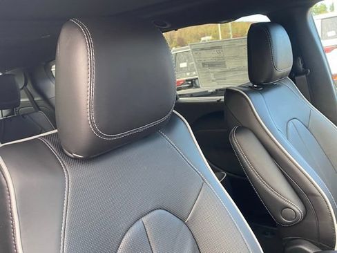 New 2026 Chrysler Pacifica Limited FWD image 32