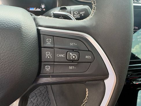 Used 2025 Jeep Grand Cherokee Altitude RWD image 14
