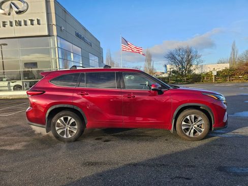Used 2022 Toyota Highlander XLE image 6