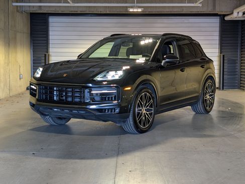 Used 2025 Porsche Cayenne image 1