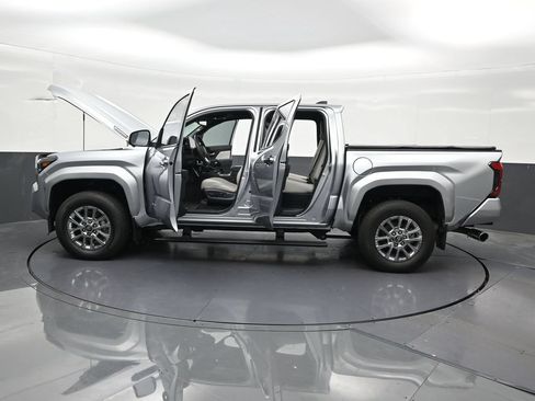 Used 2025 Toyota Tacoma Limited AWD/4WD image 33