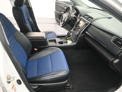 Used 2016 Toyota Camry SE image 18