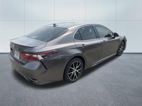 Used 2022 Toyota Camry SE w/ Convenience Package FWD image 3