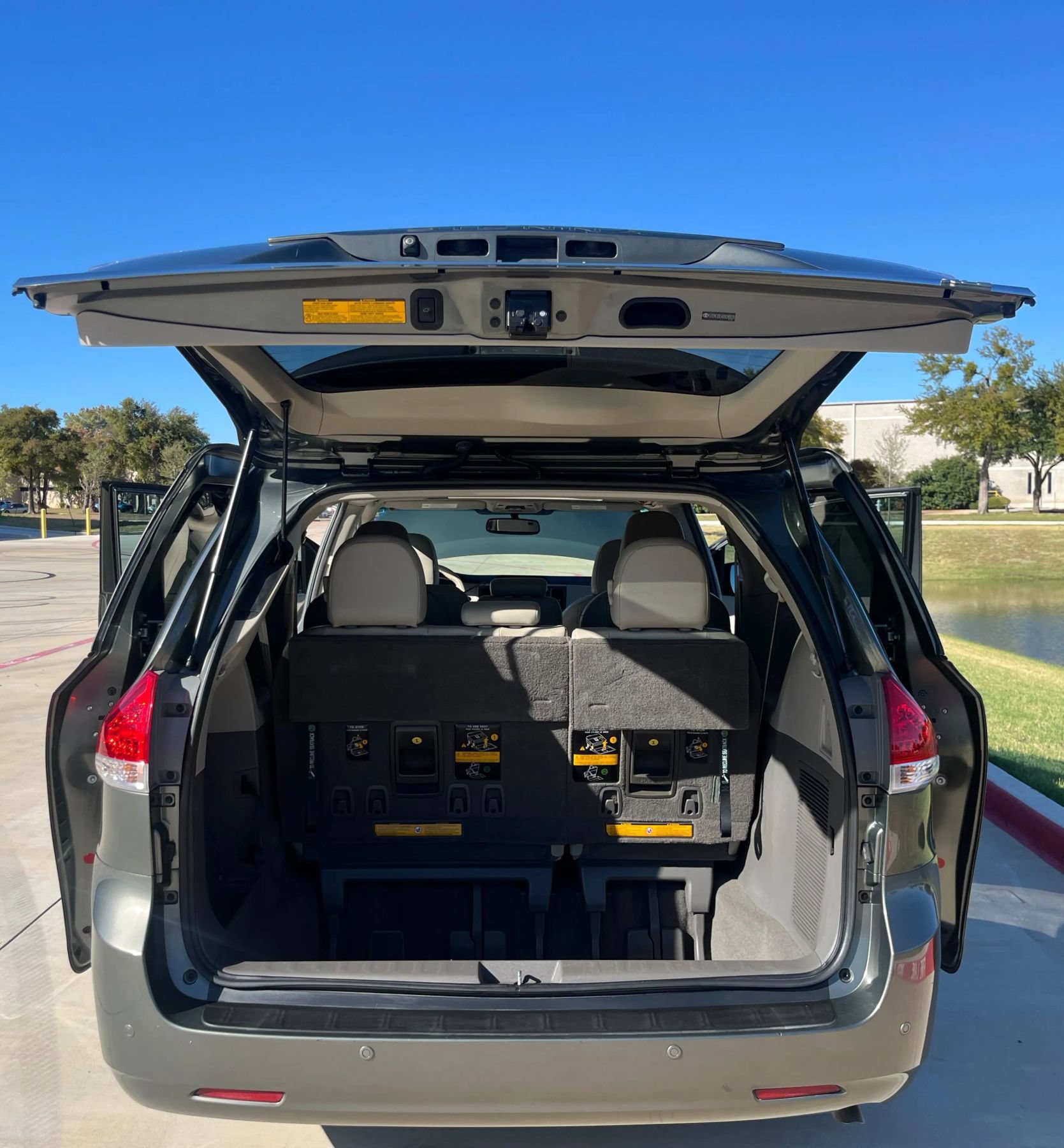 Used 2011 Toyota Sienna XLE w/ XLE Navigation Pkg FWD image 12