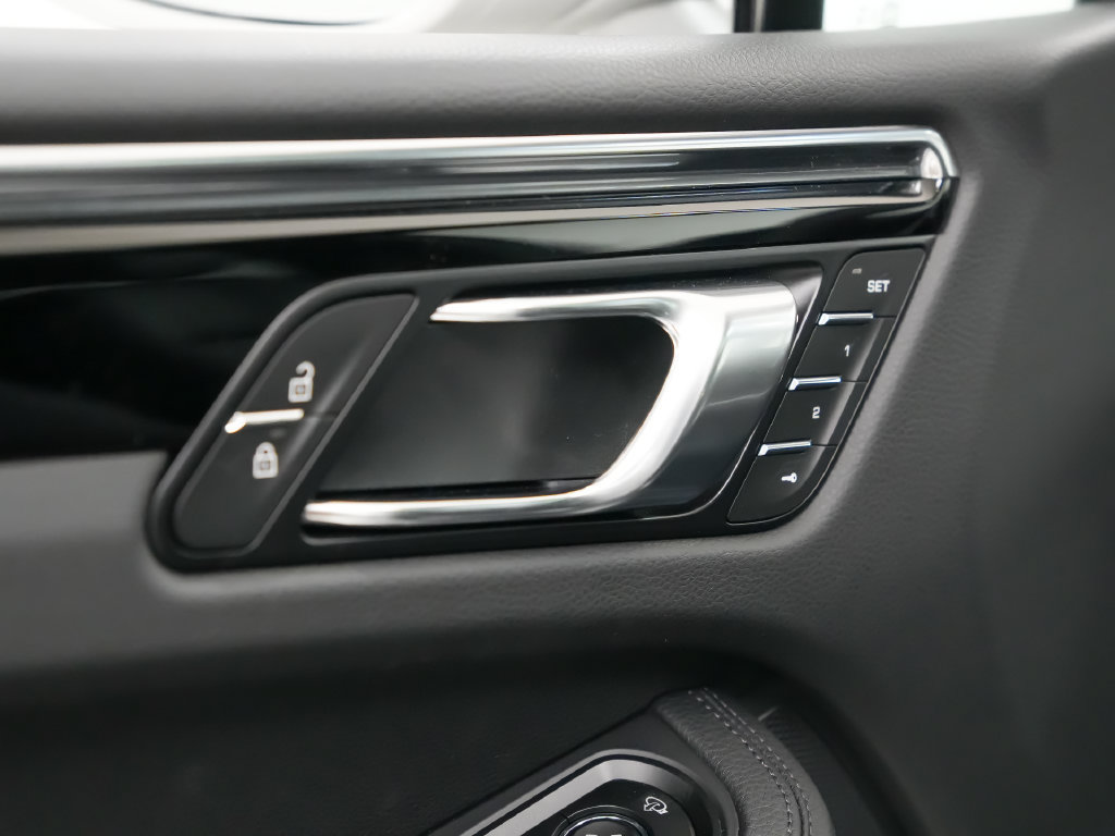 Used 2026 Porsche Macan AWD/4WD image 22