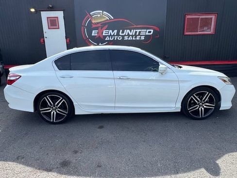 Used 2017 Honda Accord Touring image 5