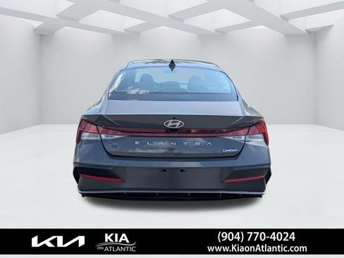 Used 2025 Hyundai Elantra Limited image 4