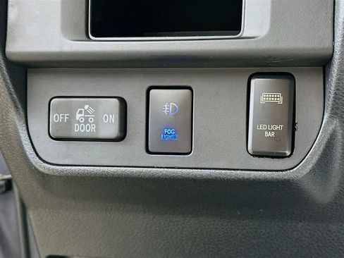 Used 2017 Toyota Tacoma SR image 25