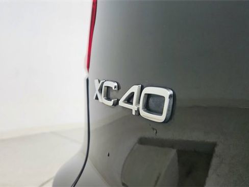 Used 2024 Volvo XC40 B5 Plus image 18