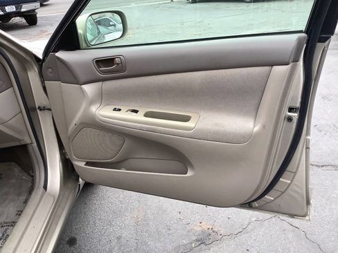 Used 2004 Toyota Camry LE image 29