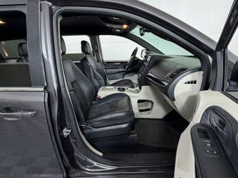 Used 2019 Dodge Grand Caravan SXT FWD image 5