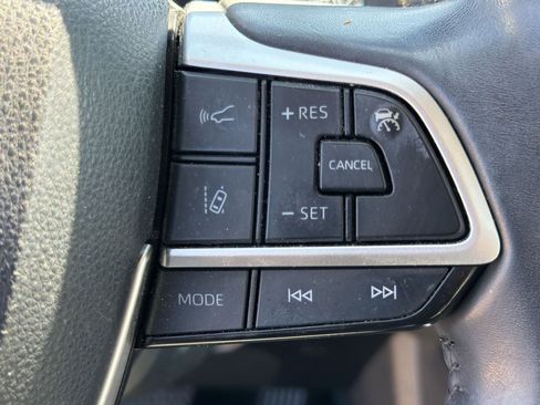 Used 2023 Toyota Highlander Bronze Edition FWD image 23