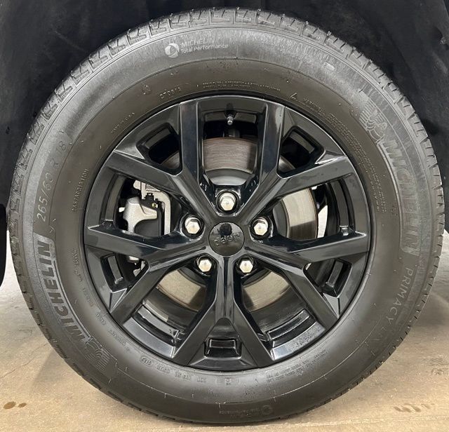 Used 2025 Jeep Grand Cherokee L Altitude RWD image 8