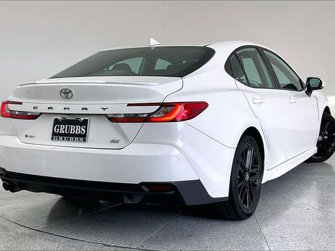 Used 2025 Toyota Camry SE image 2