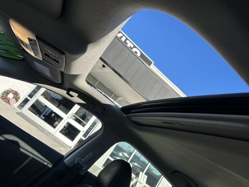 Used 2025 Nissan Sentra SR w/ SR Premium Package image 11