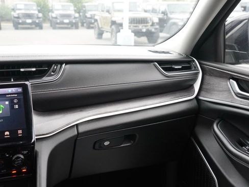 Used 2022 Jeep Grand Cherokee Limited image 27