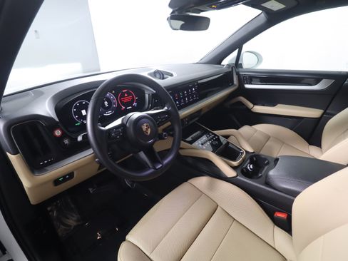 Used 2025 Porsche Cayenne image 4