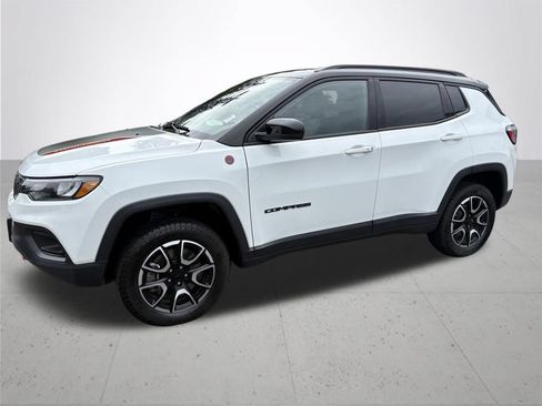 Used 2024 Jeep Compass Trailhawk AWD/4WD image 8