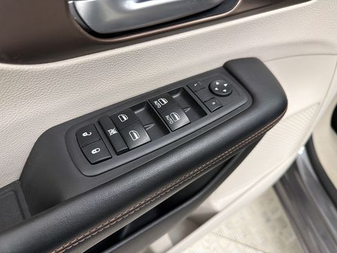 Used 2018 Chrysler Pacifica Touring-L FWD image 13