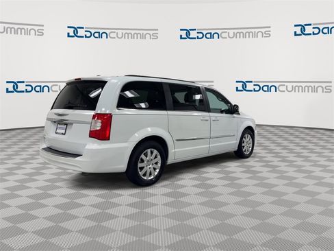 Used 2016 Chrysler Town & Country Touring image 8