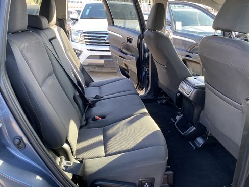 Used 2019 Toyota Highlander LE w/ Carpet Mat Package (TMS) FWD image 22