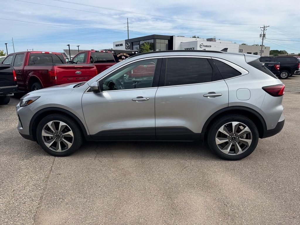 Used 2023 Ford Escape Platinum w/ Premium Technology Package AWD/4WD image 3
