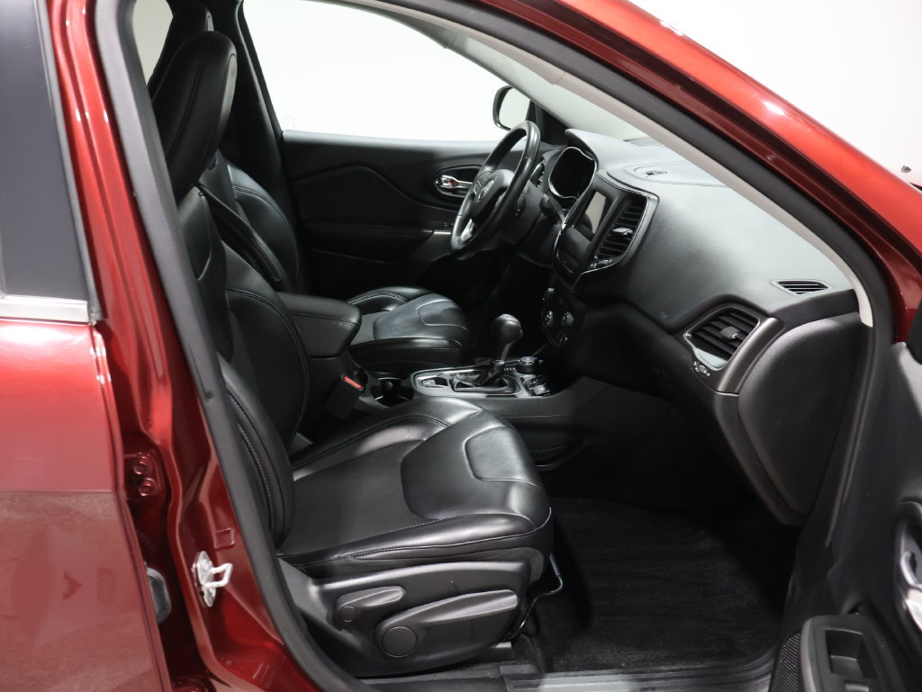 Used 2019 Jeep Cherokee Latitude Plus w/ Cold Weather Group AWD/4WD image 22