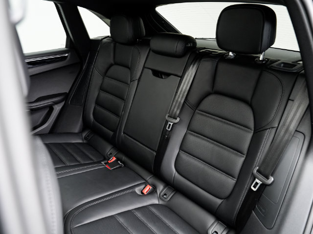 Certified 2026 Porsche Macan AWD/4WD image 25