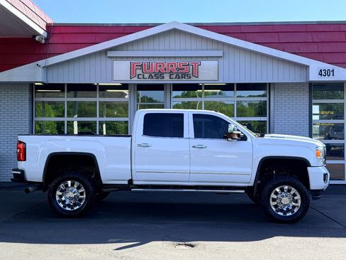 Used 2019 GMC Sierra 2500 Denali w/ Duramax Plus Package AWD/4WD image 2