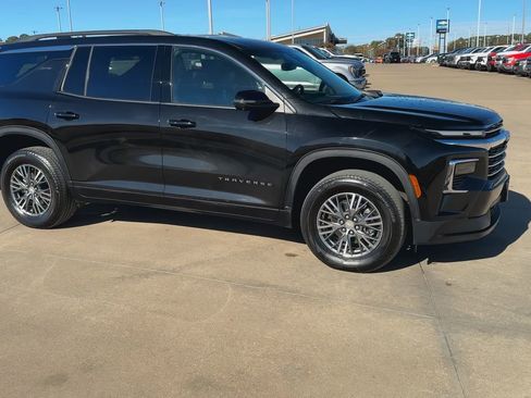 Used 2024 Chevrolet Traverse LT image 3