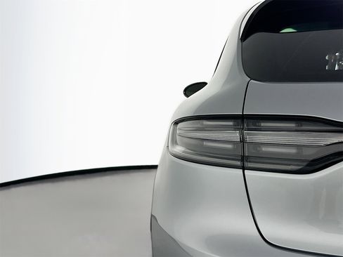 Certified 2025 Porsche Macan image 16