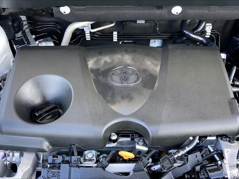 Used 2025 Toyota RAV4 XLE FWD image 32