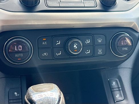 Used 2019 GMC Acadia SLT FWD image 16