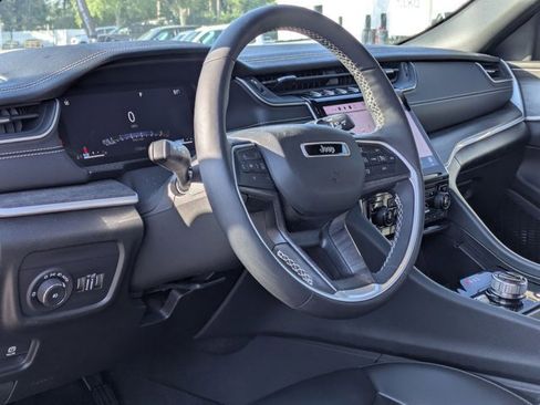 Used 2024 Jeep Grand Cherokee Limited w/ Black Appearance Package AWD/4WD image 10