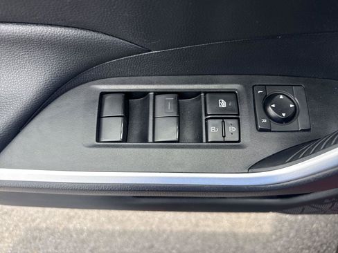 Used 2021 Toyota RAV4 LE AWD/4WD image 13