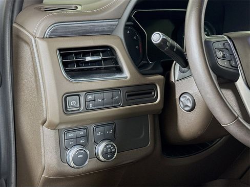 Used 2021 GMC Yukon XL SLT w/ SLT Premium Package image 8