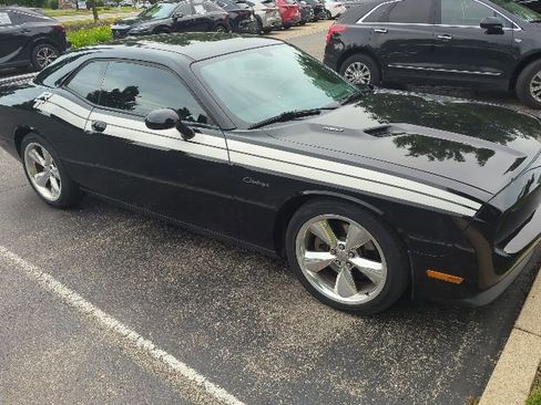 Used 2014 Dodge Challenger R/T RWD image 2