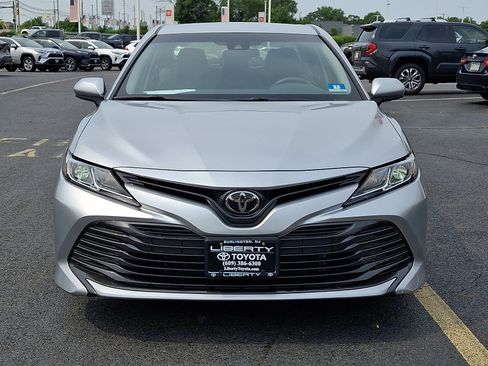 Used 2018 Toyota Camry FWD image 2