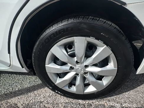 Used 2015 Toyota Corolla LE FWD image 24