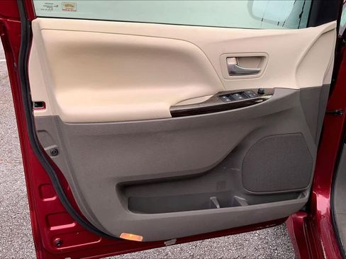 Used 2020 Toyota Sienna XLE w/ XLE Navigation Package image 21