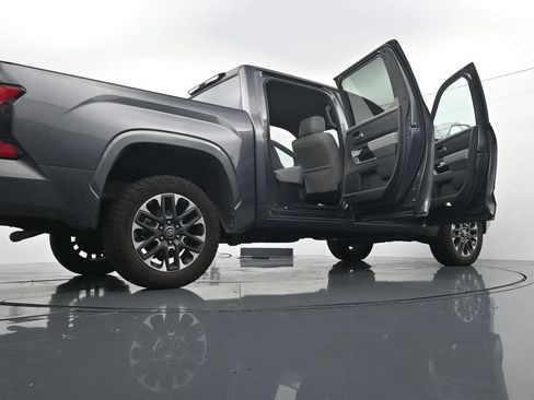 Used 2025 Toyota Tundra Limited AWD/4WD image 29