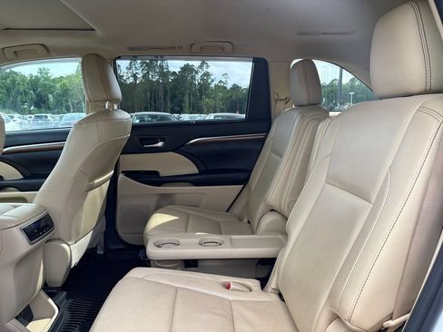 Used 2019 Toyota Highlander Limited FWD image 13