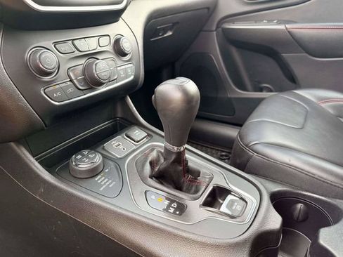 Used 2019 Jeep Cherokee Trailhawk AWD/4WD image 31