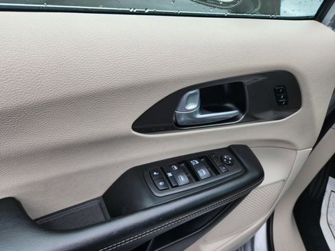 Used 2024 Chrysler Pacifica Touring-L image 42