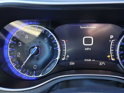 Used 2025 Chrysler Pacifica Limited image 29