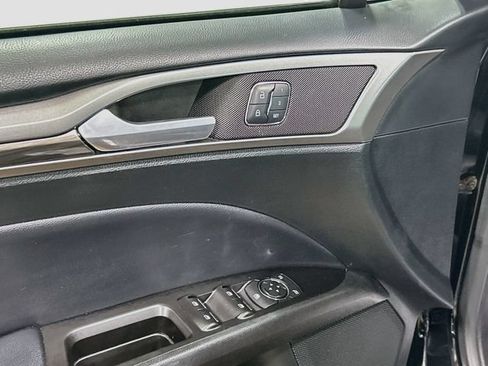 Used 2017 Ford Fusion SE w/ Fusion SE Technology Package FWD image 15
