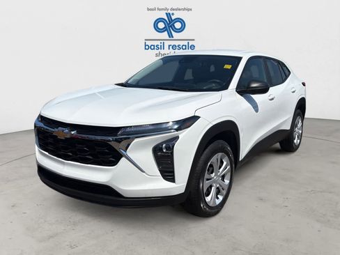 Used 2025 Chevrolet Trax LS FWD image 2
