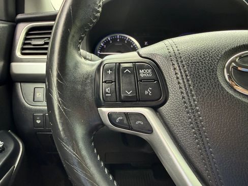 Used 2017 Toyota Highlander XLE AWD/4WD image 25