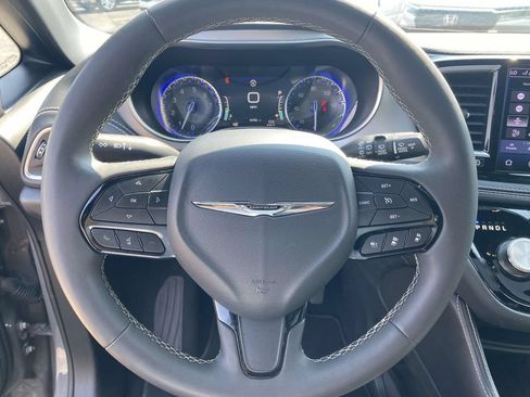 Used 2025 Chrysler Pacifica Limited FWD image 19