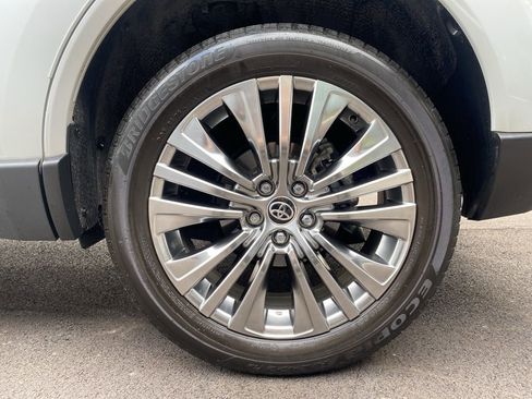 Used 2023 Toyota Venza Limited image 32